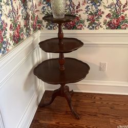 Beautiful 3 Tiered Mahogany table!