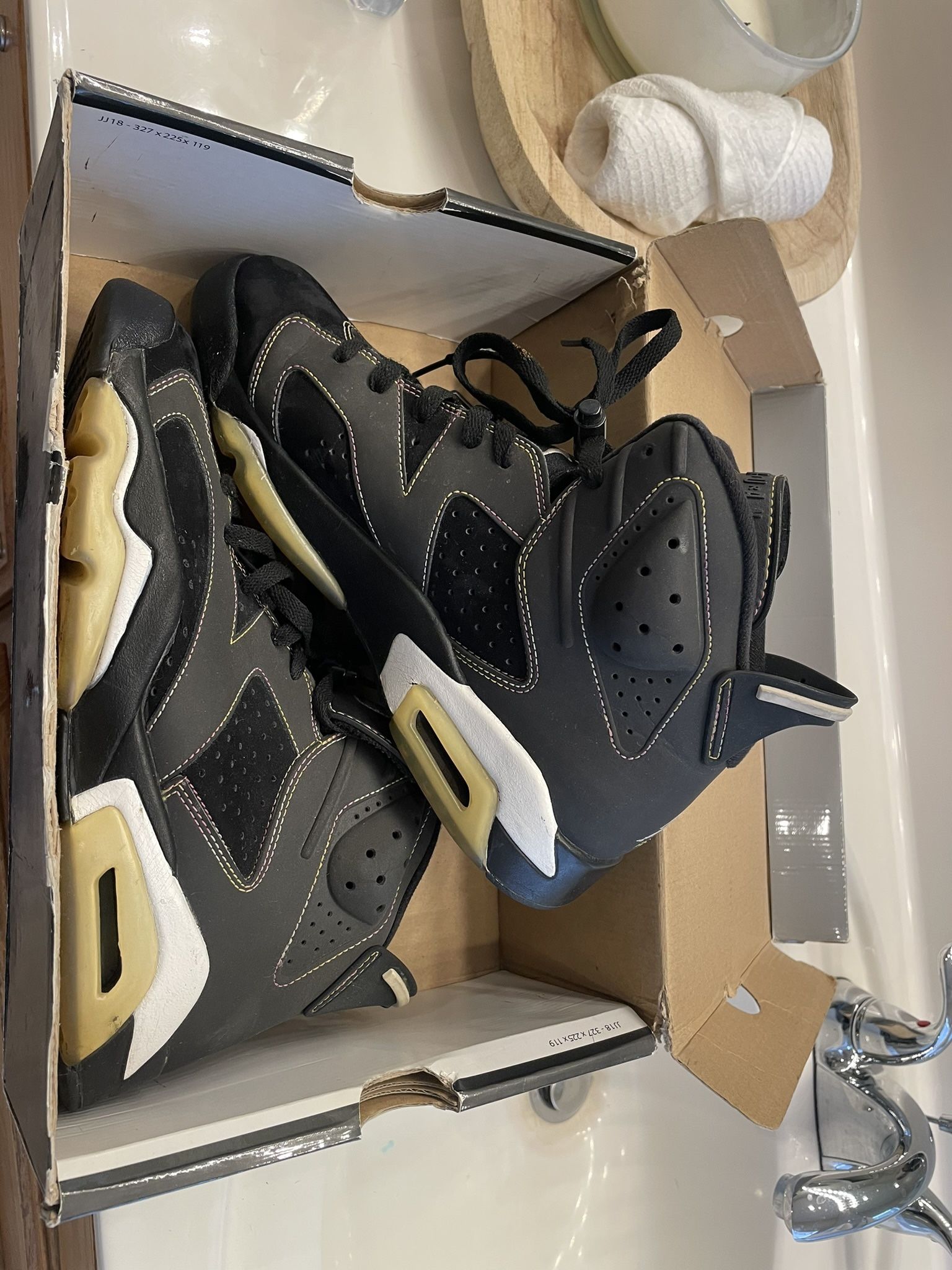 Size 9 Jordan Laker 6’s