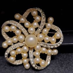 Stunning Chrysanthemum Pearls And Silvertone Brooch Wth Clear Rhinestones