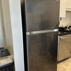 SAMSUNG STAINLESS STEEL REFRIGERATOR - 18 cu. ft. Top Freezer Refrigerator with FlexZone™ and Ice Maker in Stainless Steel