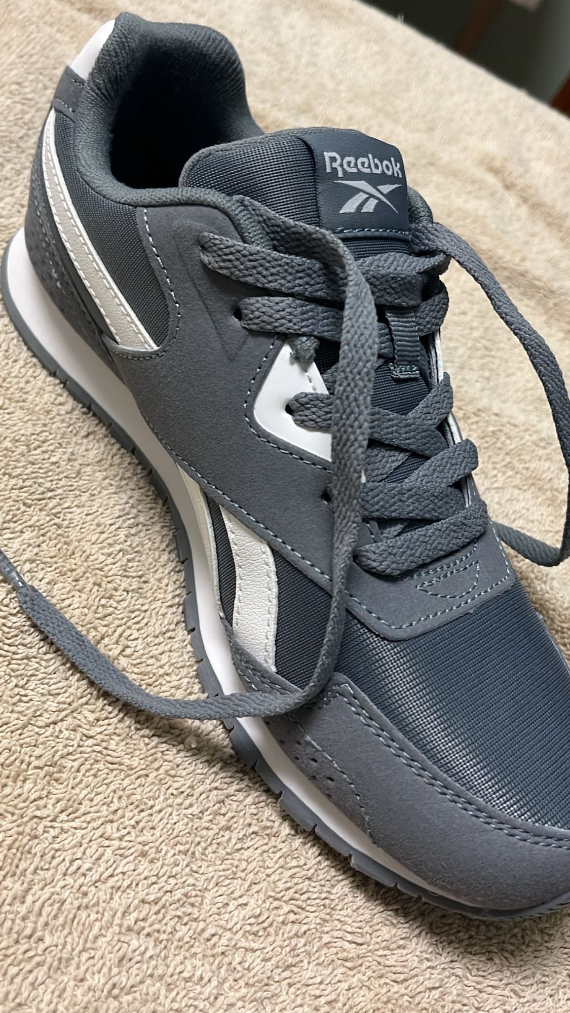 Reebok size 7 female or men’s 5k