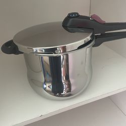 Olla Exprés Se Usó Una Ves Nomás 30.00 Dolares 