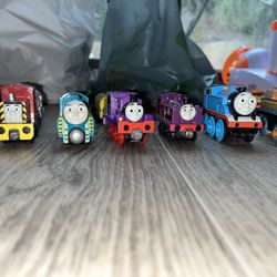16 Thomas Train Engines 8 Railcars + Large set of tracks