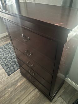 Dark Wood 5-Drawer Chest Dresser
