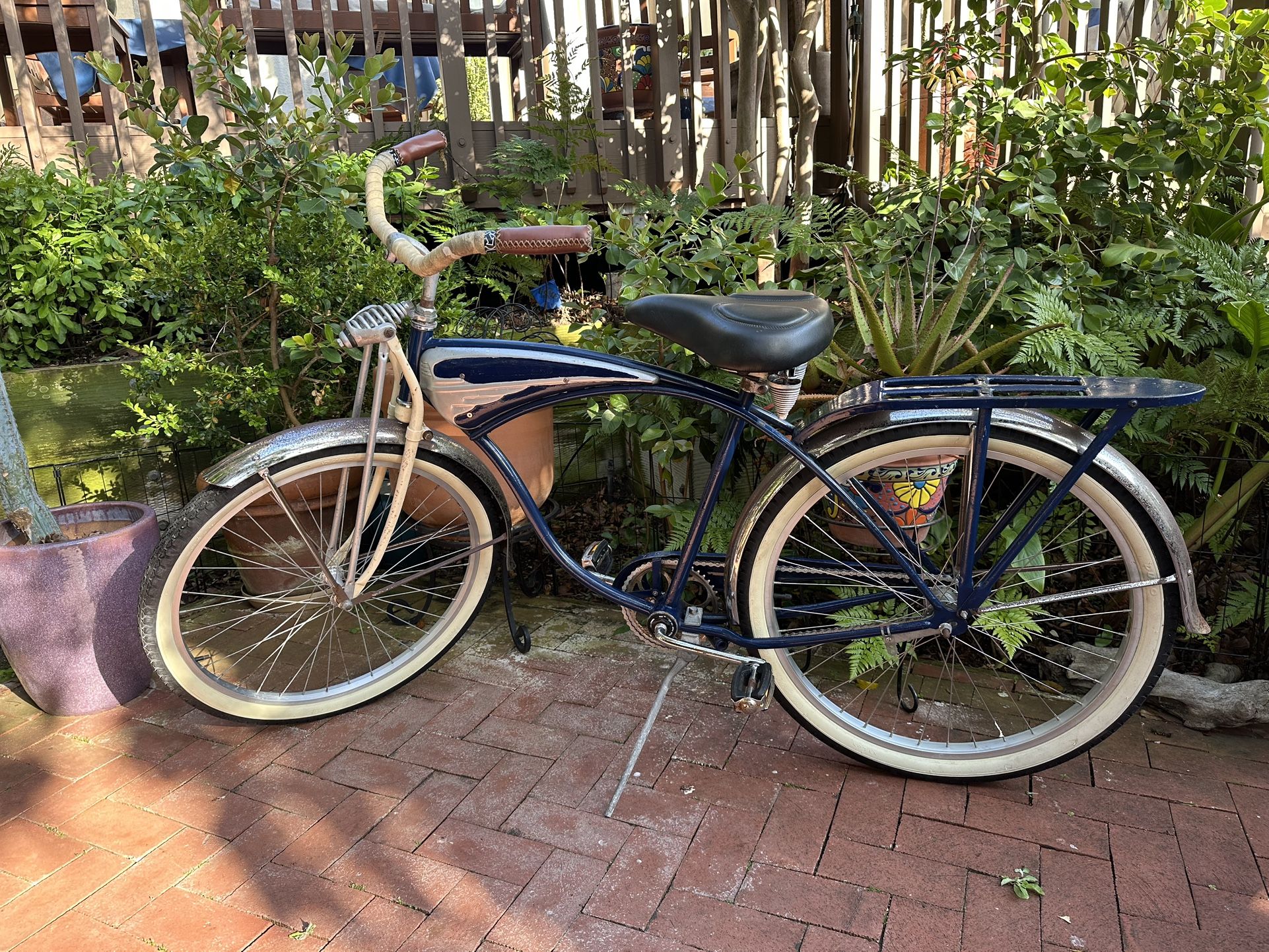 Vintage 1995 Schwinn Cruiser Deluxe - Classic Bike