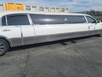 10 Passenger Limousine