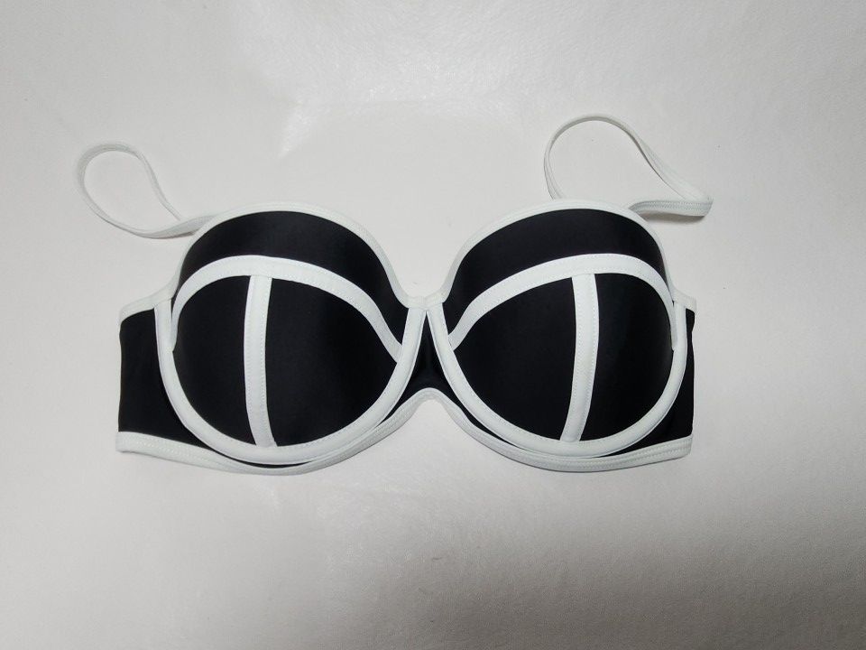Kendall and kylie size medium M Med Bikini top black and white