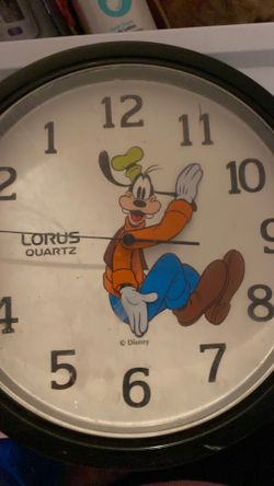 Disney backwards novelty clock goofy