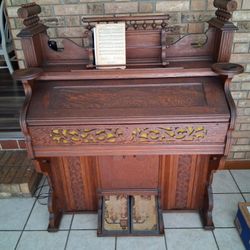 Crown Organ Made 1(contact info removed) Made By Geo P BENT Of  Chicago ILL good Shape  450.00