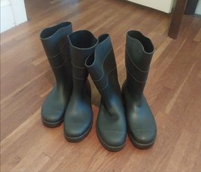 size 10 or 12 rubber boots