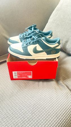 Tenis Nike dunk low (GS) size 5