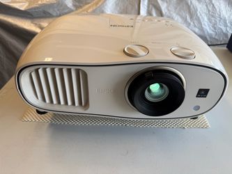 Epson H651A 1080P projector W/Remote & Mounts (Excellent Condition)