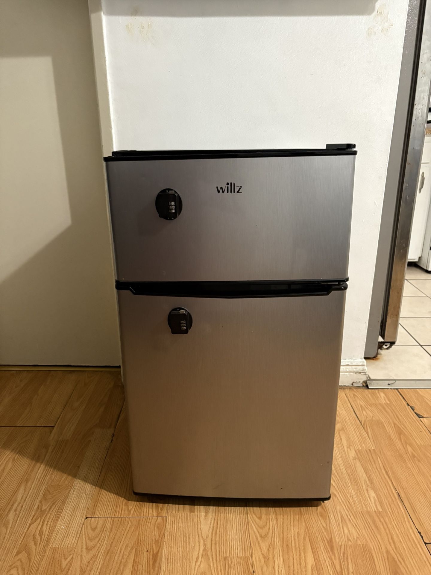 Mini fridge with freezer 