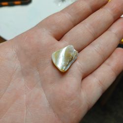2.80g MOTHER OF PEARL PREDRILLED SPECIMEN NATURAL PEARL