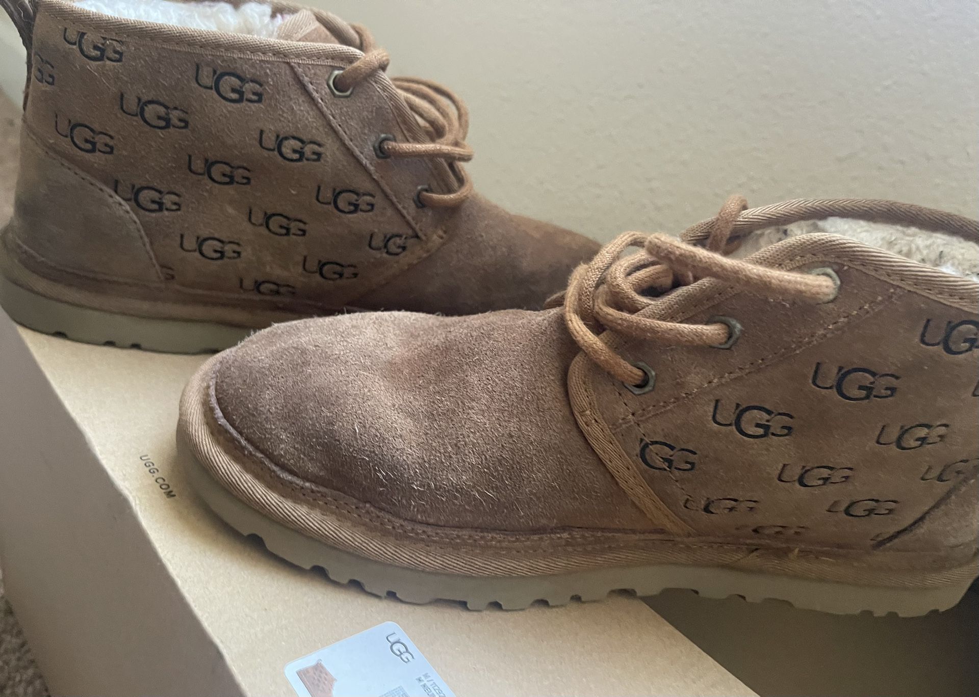 UGG M NEUMEL EMBOSSED LOGO 