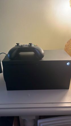 Xbox series x 1tb disc drive edition with cords and controller
