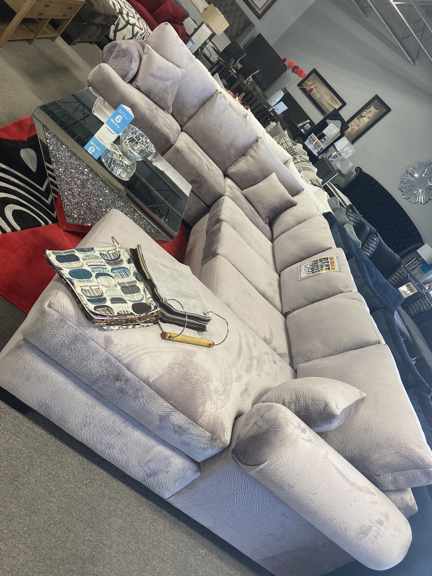 Stunning Sectional 🤍 Easy Financing Options 🤎😃 Free Delivery 📦📦📦