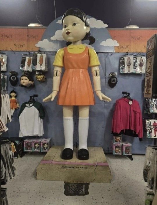 Squid Games - Young Hee 9.5ft Licensed Animatronic