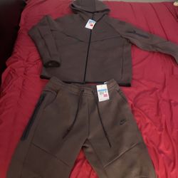 Brand new nike tech sweatsuit