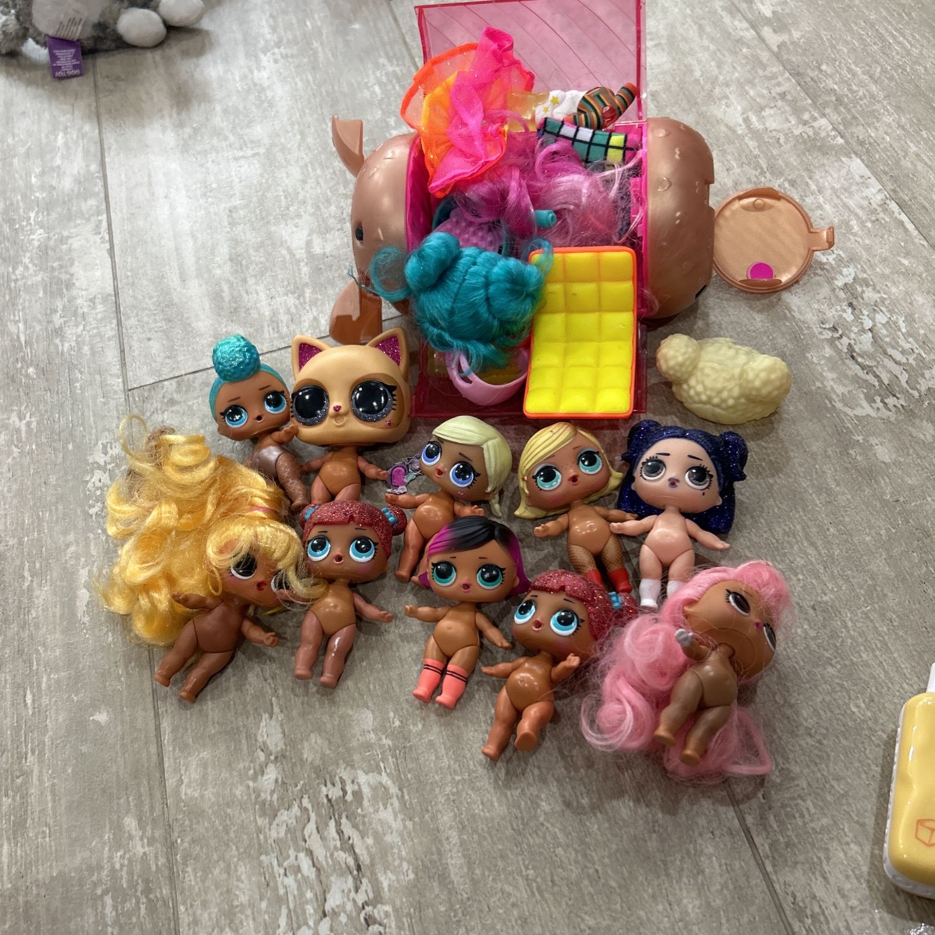 LOTS of LOL Dolls and accessories
