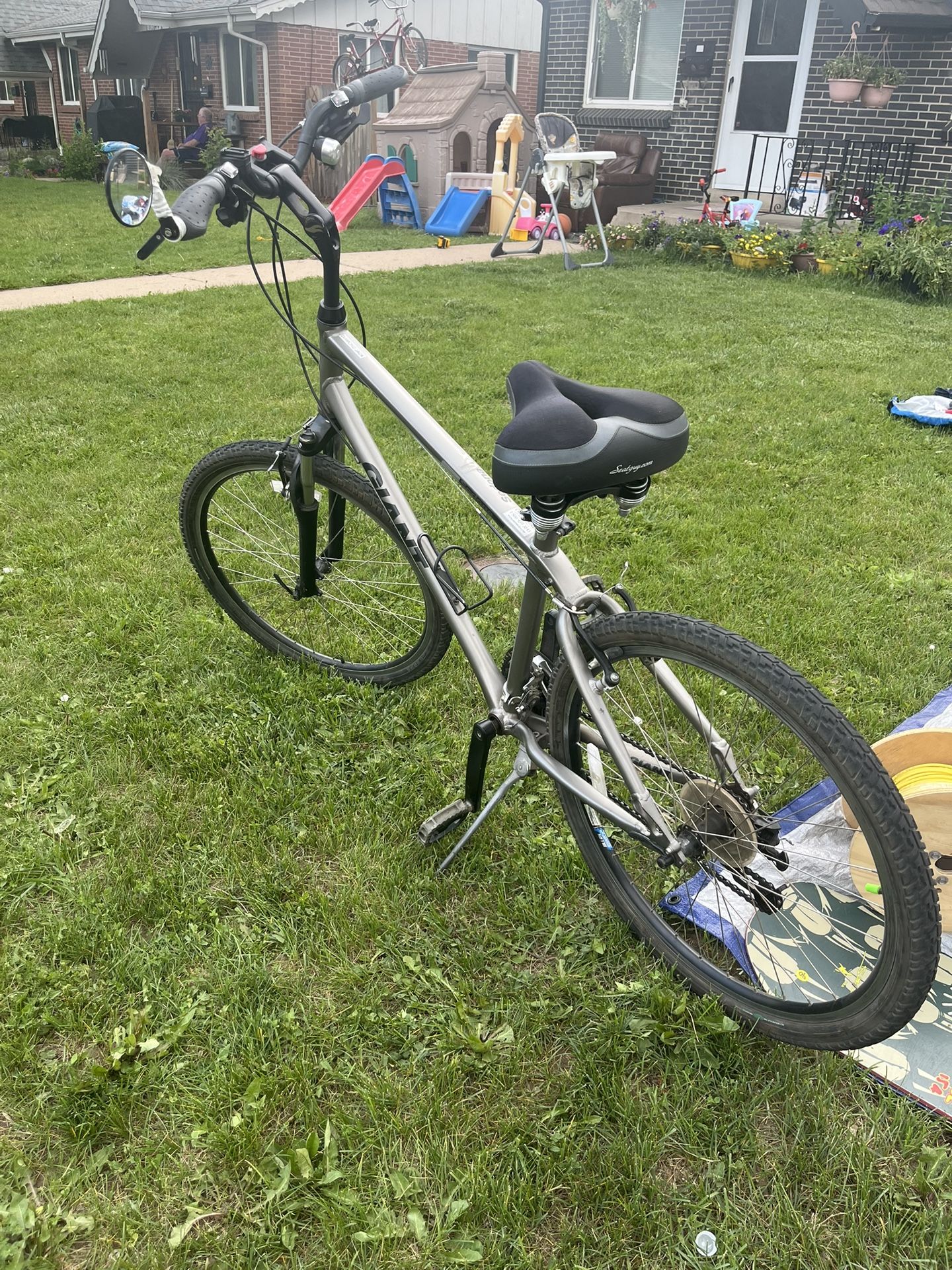 Adult Giant Sedona DX bike. 26 Inch In Great condition