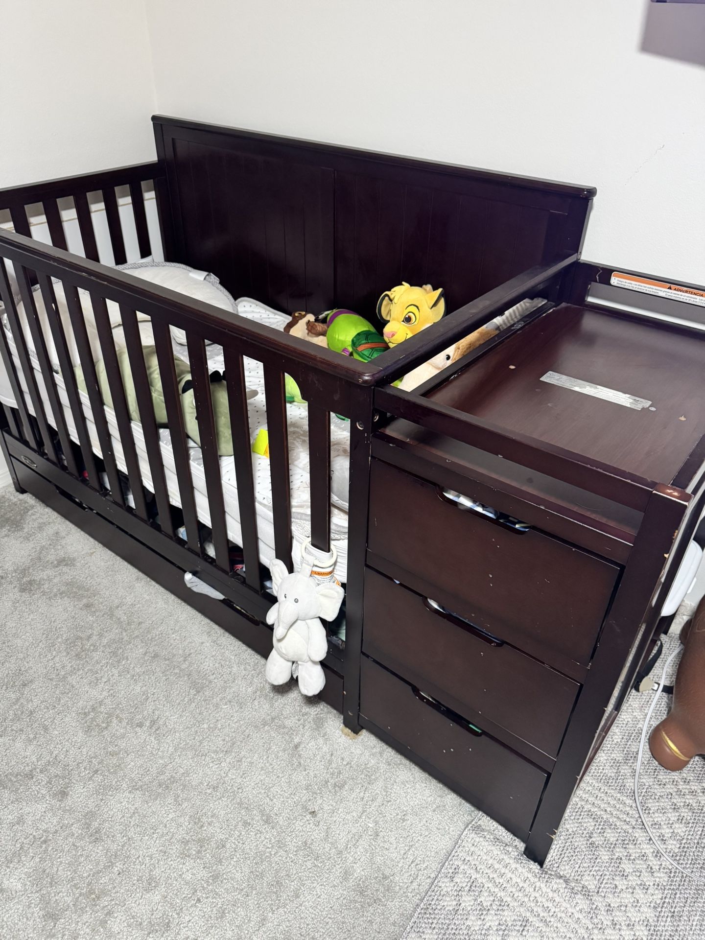 Graco Crib with mattress and drawers