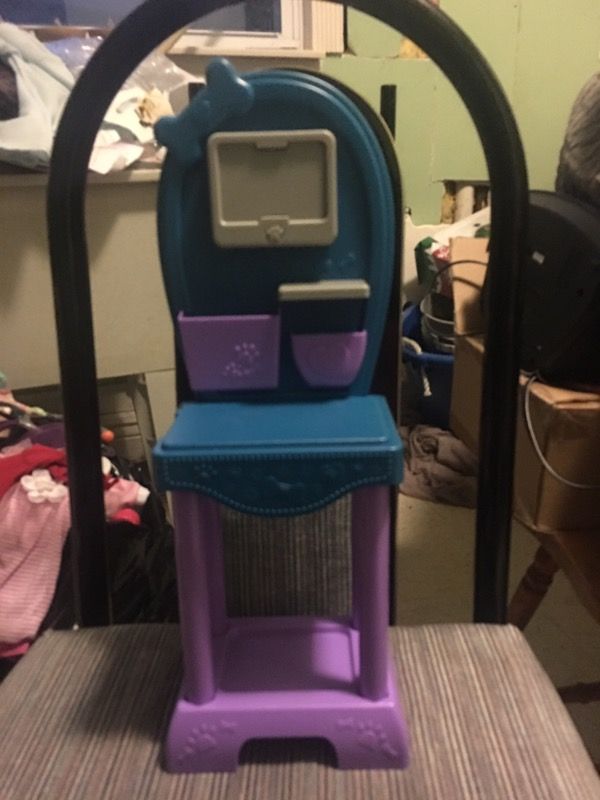Grooming table for an 18" doll's pet