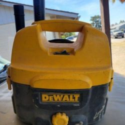 DeWalt DC500 18V/120V 2 Gallon Vacuum Cleaner ** TOOL ONLY ** MISSING HOSE BUT WORKS GREAT 