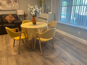 Round Dining Table with 4 Chairs