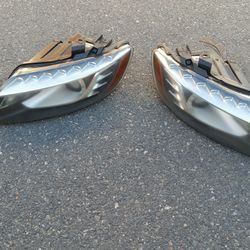 2010-2015 Audi Q7 Xenon Hid Complete Headlights With All The Accessories And The Light Bulbs OEM. 
