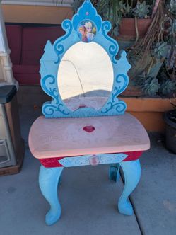 Lil princess okay vanity table! $10 pickup in City Heights!