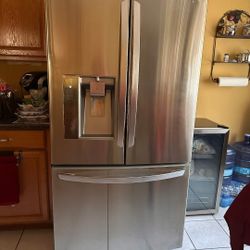 Refrigerador LG  Grande 38 Ancho X 88 d Alto Buenas Condiciones .....Lo Bendo Xq M Boy A Mover 