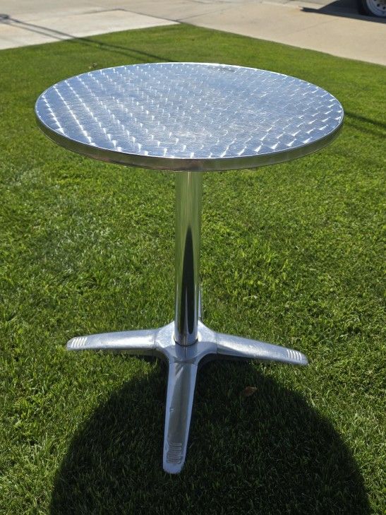 Round Stainless Steel Table / Mesa Redonda de Acero Inoxidable