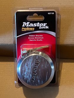 Master Lock heavy-duty outdoor hidden shackle padlock with key