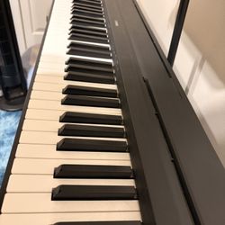 Yamaha Electric Keyboard 