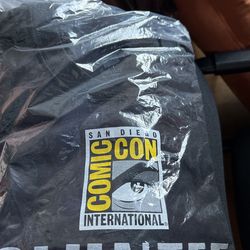 Comic con Volunteer shirt S