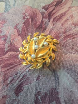 Costume Gold Plated w/White Pearls Pin