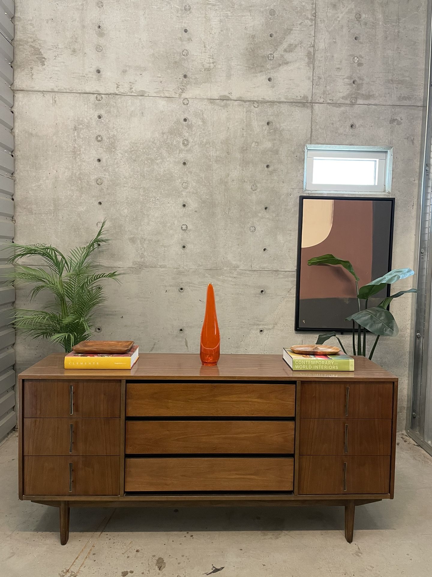 BEAUTIFUL VINTAGE MCM WALNUT CREDENZA DRESSER SIDEBOARD TV STAND (DELIVERY AVAILABLE)