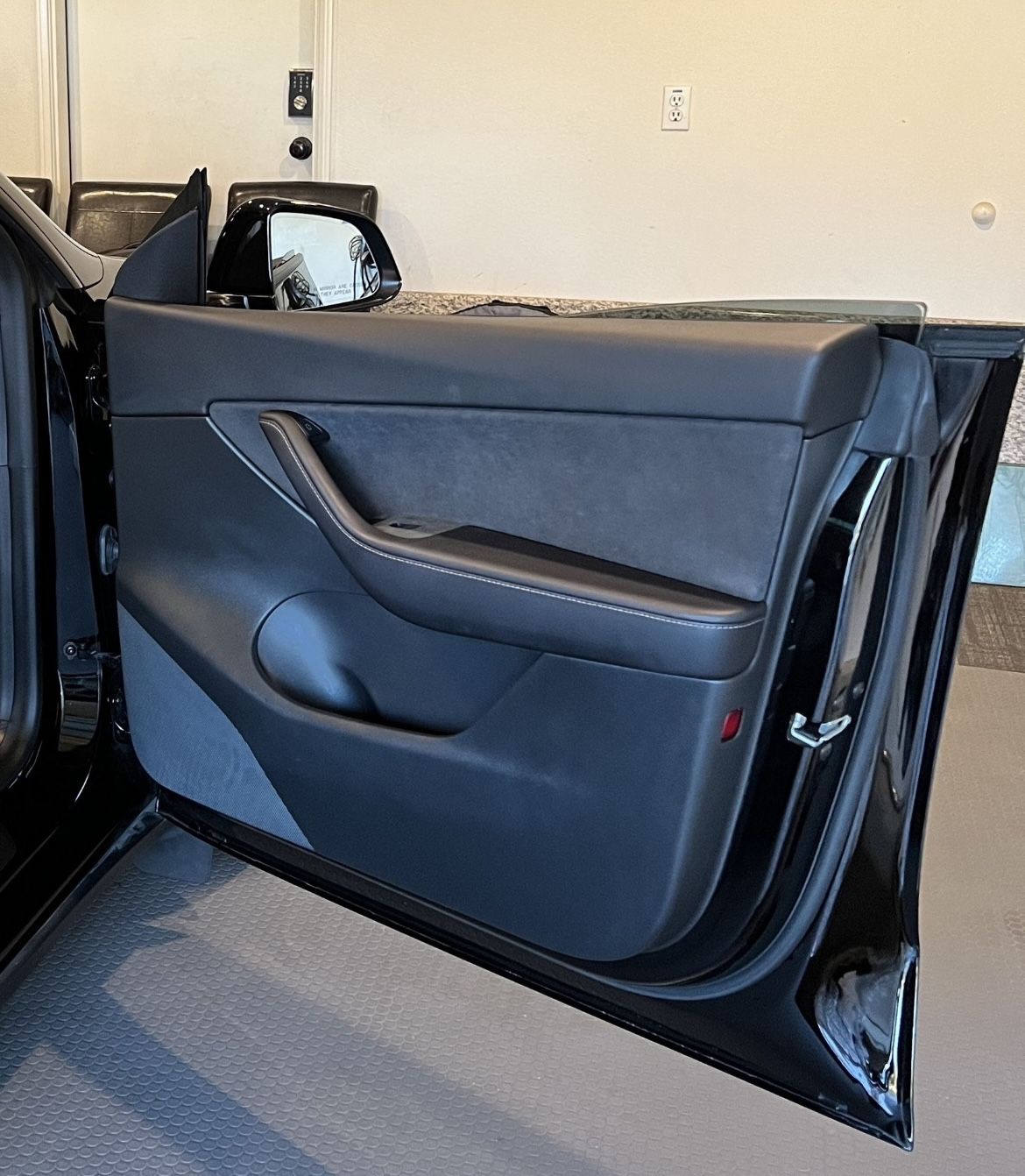 2022 Tesla Model Y Passenger Front Door Panels