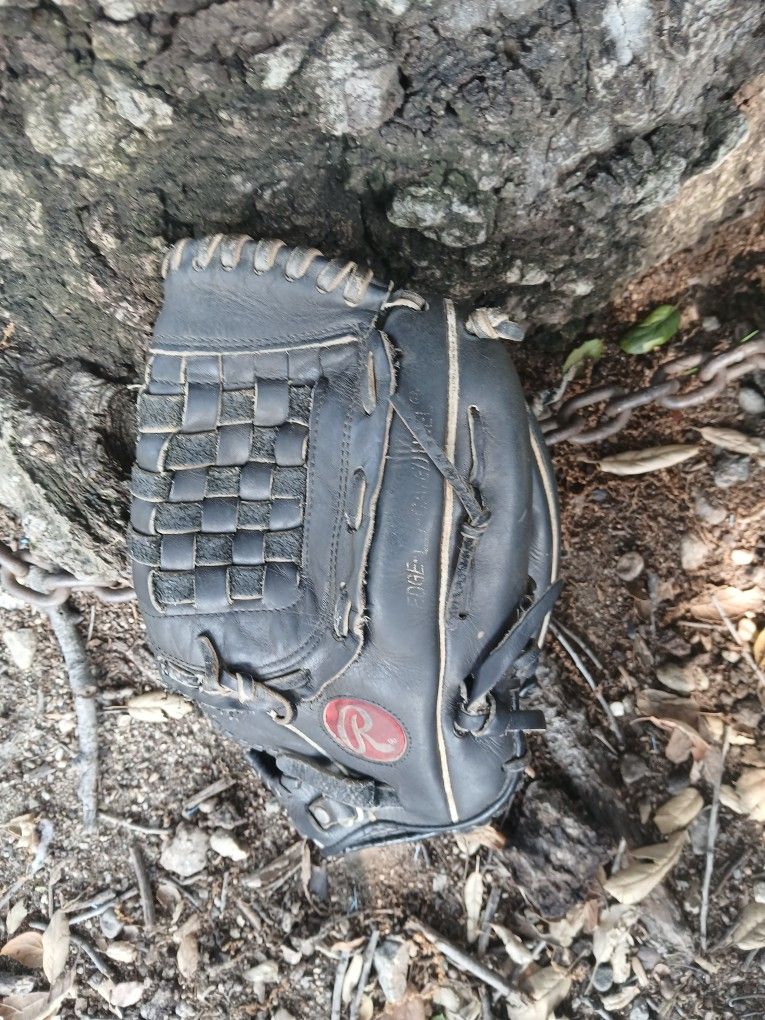 RAWLINGS "LEATHER " 12 1/2 INCH BASEBALL GLOVE (SEE PICS) LOCATED IN GLENDORA!!! CHECK OUT MY PAGE ALOT OF BASEBALL EQUIPMENT FOR "CHEAP" CASH ONLY