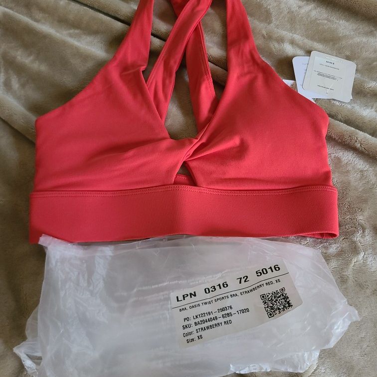 NWT Fabletics Oasis Twist Sports Bra and Pureluxe HW Crossover Leggings for  Sale in Pembroke Pines, FL - OfferUp