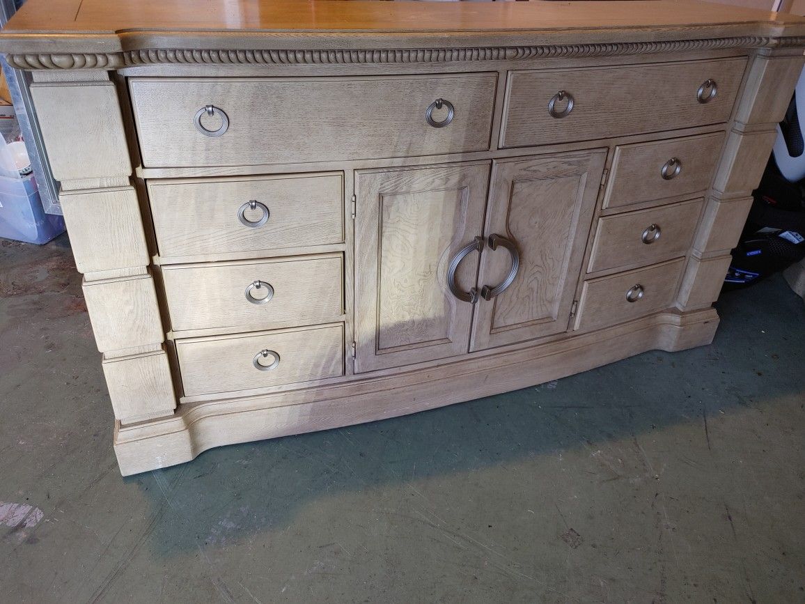 Queen Bedroom Set (7 Piece)... Real Wood! $2500 Value