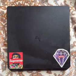 PS4 Slim 
