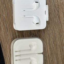 Apple Wired Earbuds With Case Never Used