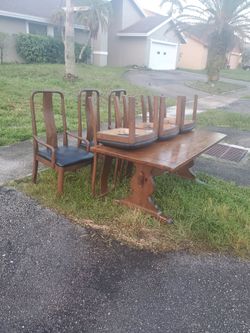 Curb alert. Wood table and 6 chairs free
