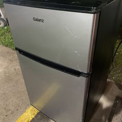 Mini fridge 