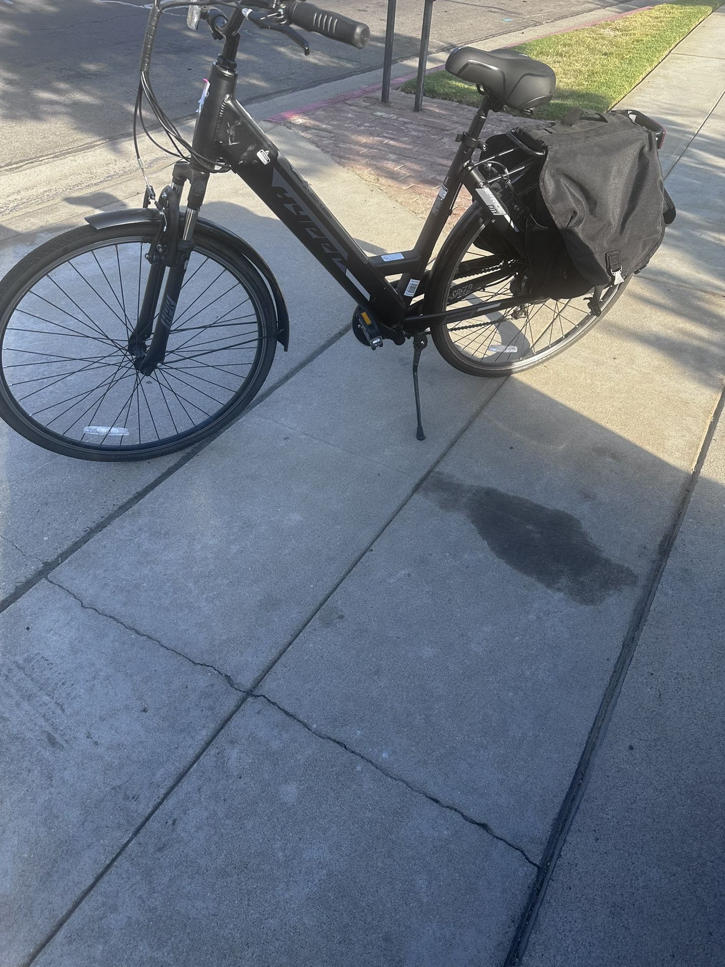 700c Hyper Bicycles Class 2 E-Ride 36V Electric Commuter E-Bike for Adults, 350W Motor, Black