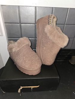 Fashion Nova Slippers sz 10