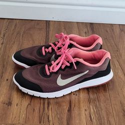 Nike Woman Shoes Size 7Y. 
