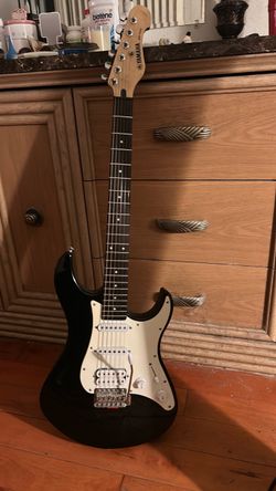 Yamaha Electric Guitar Sounds and plays great Comes with locking guitar strap set up real nice fast action neck